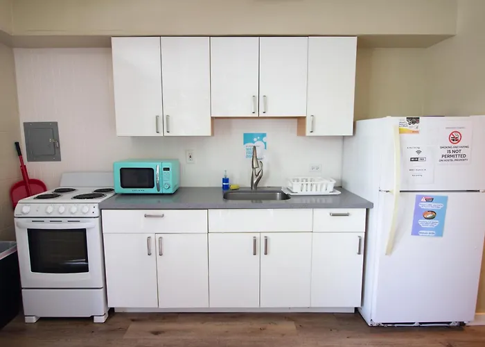 Waikiki Beachside Hostel